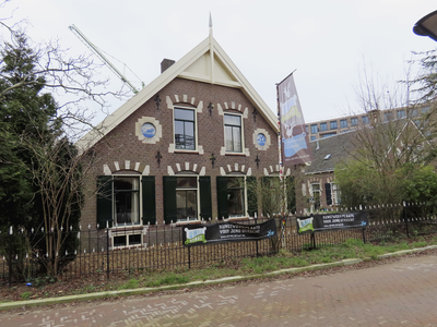 902903 Gezicht op de voorgevel van de voormalige boerderij Ter Weide en bijbehorende woning (Hof van Monaco 1-3) in de ...